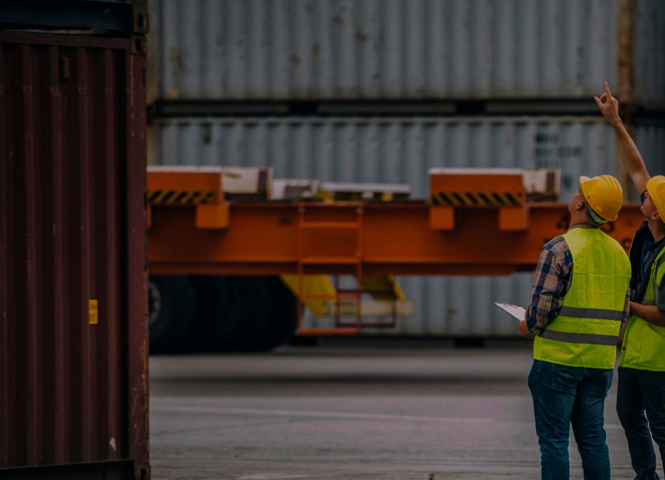 Trabajadores con equipo de seguridad trabajando en bodega