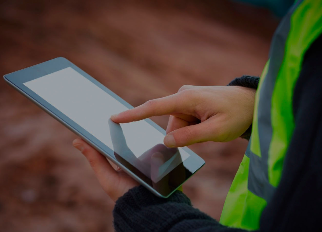 Trabajador utilizando tablet en terreno